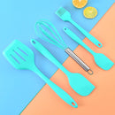 Conjunto de 5 utensílios de cozinha de silicone: escorredor, colher, espátula e pincel pequeno.