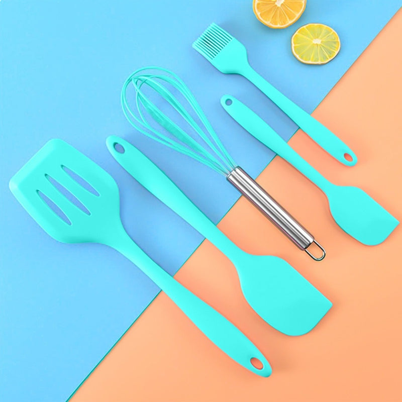 Conjunto de 5 utensílios de cozinha de silicone: escorredor, colher, espátula e pincel pequeno.