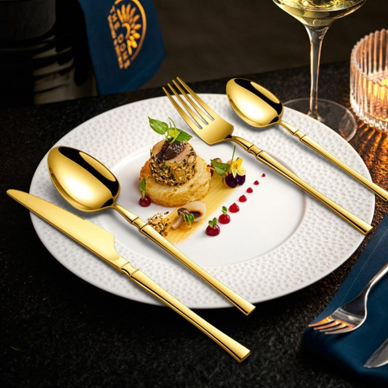 Conjunto de talheres de aço inoxidável com 24 peças: garfo, colher, faca e colher de sopa.