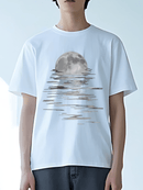 Camiseta masculina estilosa com estampa criativa de lua, gola redonda, manga curta, design artístico com reflexo da lua.