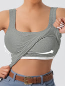 Regata feminina com decote em U nas costas, bojo removível e alças ajustáveis.