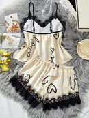 Conjunto de pijama com estampa de letras em renda contrastante.