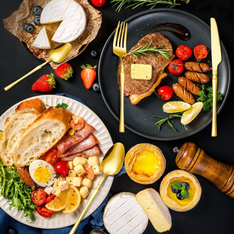 Conjunto de talheres de aço inoxidável com 24 peças: garfo, colher, faca e colher de sopa.