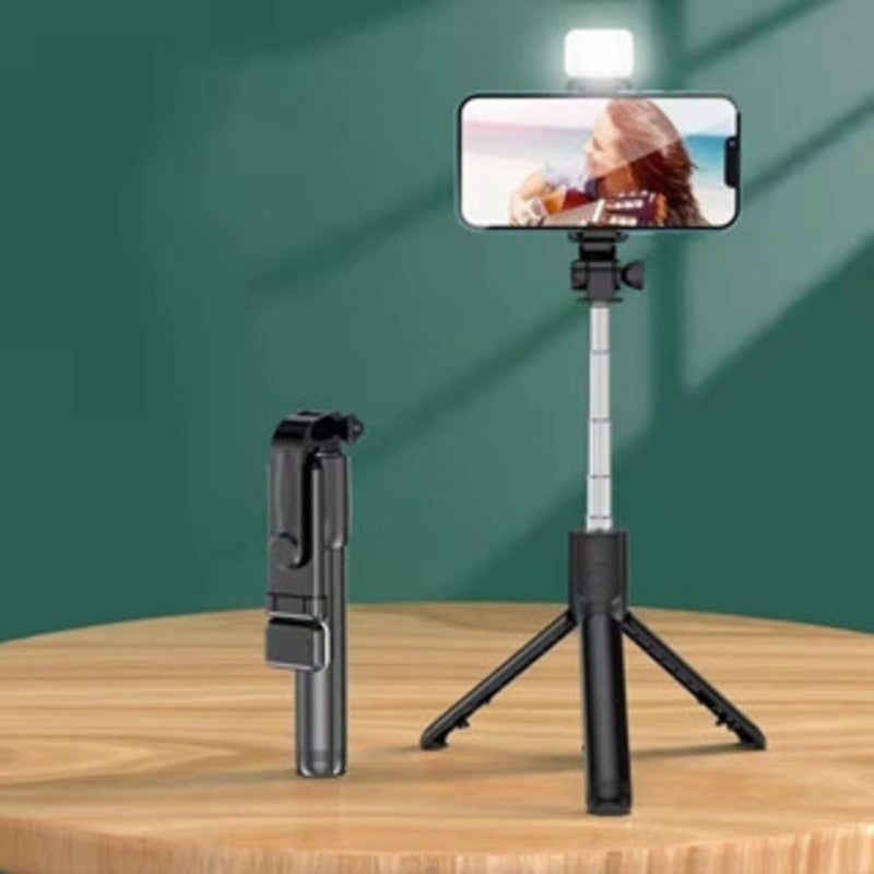 Bastão de selfie com tripé e luz LED retrátil, com controle via Bluetooth para celular.