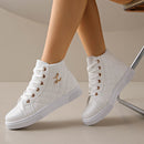 Tênis feminino branco com forro sintético brilhante.