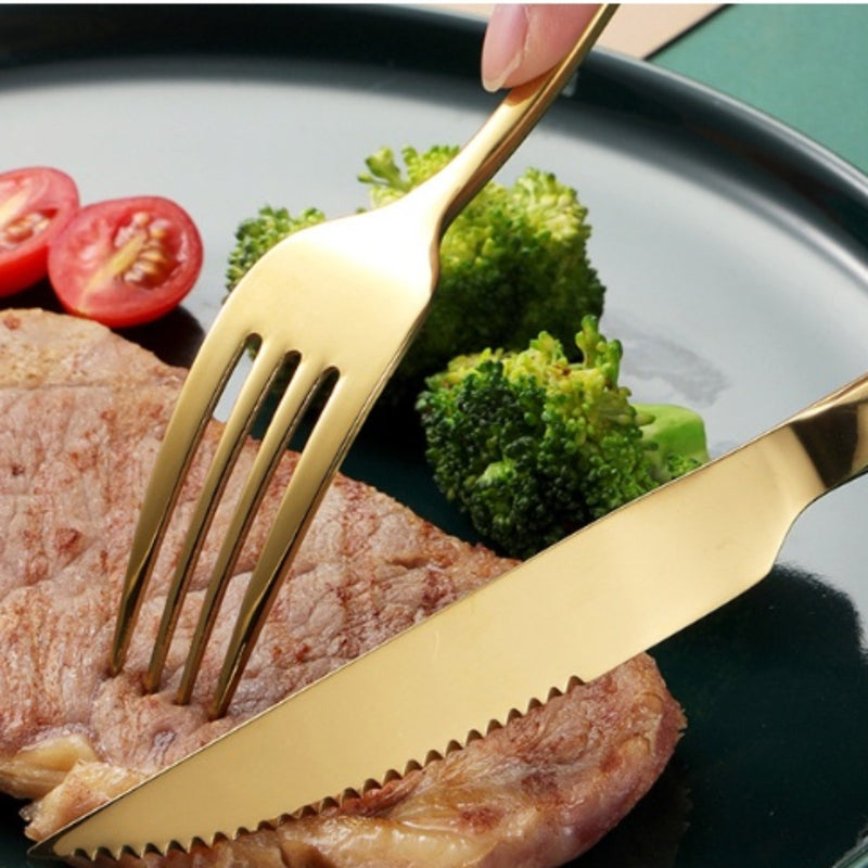 Conjunto de talheres de aço inoxidável com 24 peças: garfo, colher, faca e colher de sopa.