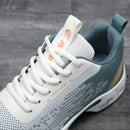 Tênis esportivo masculino, cabedal em tecido de malha respirável.