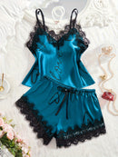 Conjunto de pijama com estampa de letras em renda contrastante.