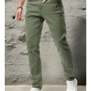 Calça jeans masculina slim fit, básica, confortável e para o dia a dia, na cor verde.