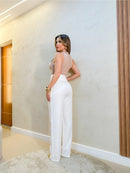 Calça social feminina moderna e elegante com botão e bolso frontal.