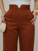 Calça social feminina moderna e elegante com botão e bolso frontal.