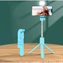 Bastão de selfie com tripé e luz LED retrátil, com controle via Bluetooth para celular.