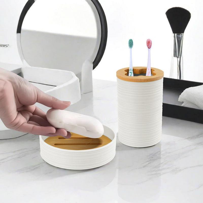 Conjunto de 4 peças para banheiro, feito de bambu e resina branca.