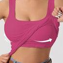 Regata feminina com decote em U nas costas, bojo removível e alças ajustáveis.