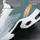 Tênis esportivo masculino, cabedal em tecido de malha respirável.