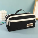 Estojo multifuncional em tecido Oxford com grande capacidade e 3 divisórias.